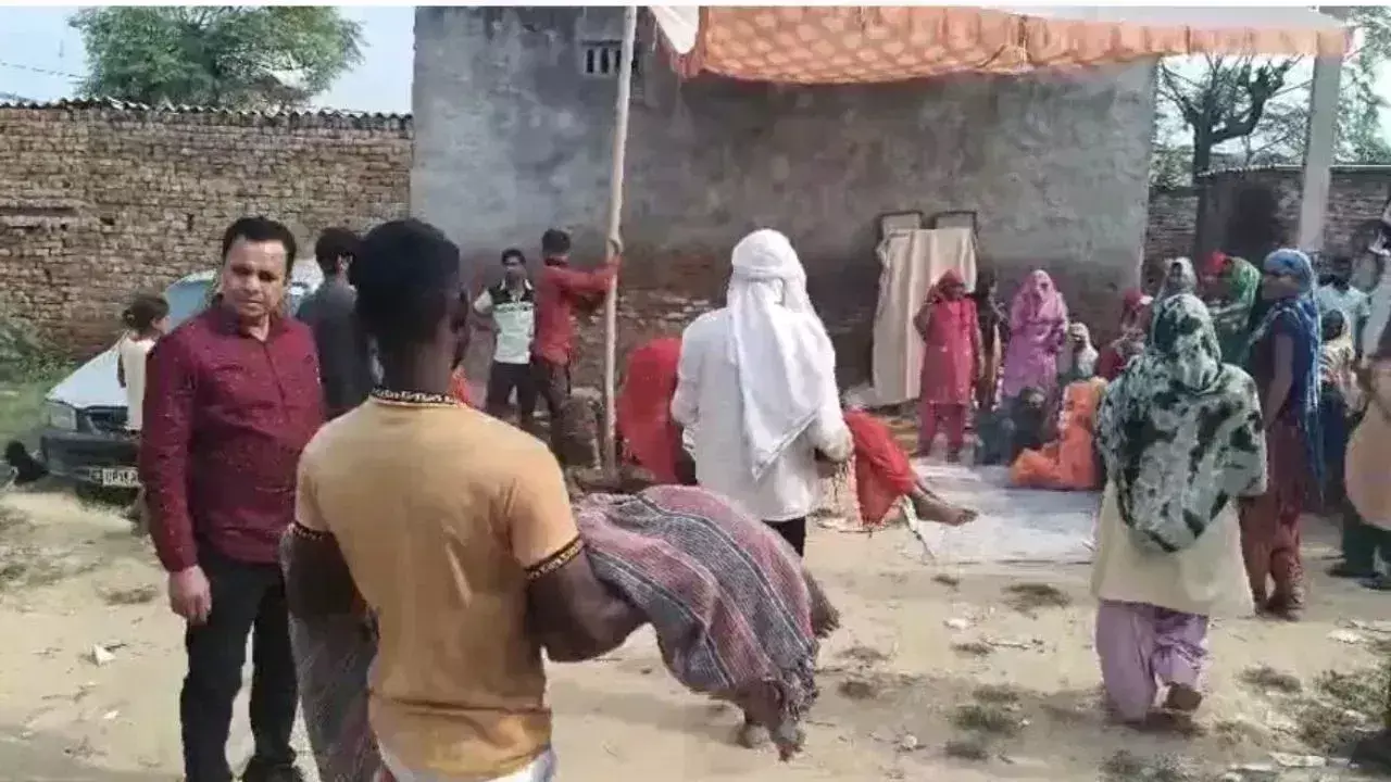 Hapur: सदरपुर गांव में सांप की दहशत में गांव के लोग Hapur: सदरपुर गांव में सांप की दहशत में गांव के लोग