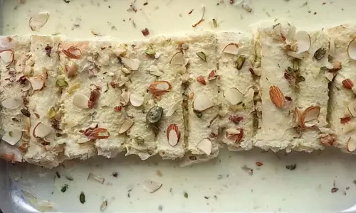 Bread Malai Roll Recipe: इस बार घर पर बनाएं ब्रेड मलाई रोल Bread Malai Roll Recipe: इस बार घर पर बनाएं ब्रेड मलाई रोल