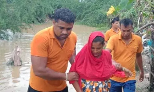 केंद्रपाड़ा में चक्रवात दाना के कारण लोग सुरक्षित स्थानों की ओर भाग रहे