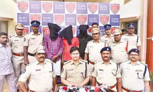 Andhra: तीन बाइक चोर गिरफ्तार, 19 वाहन बरामद Andhra: तीन बाइक चोर गिरफ्तार, 19 वाहन बरामद