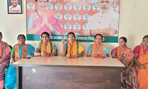 TG: नाबालिग लड़की की आत्महत्या के बाद भाजपा ने नियोक्ता की गिरफ्तारी की मांग की TG: नाबालिग लड़की की आत्महत्या के बाद भाजपा ने नियोक्ता की गिरफ्तारी की मांग की
