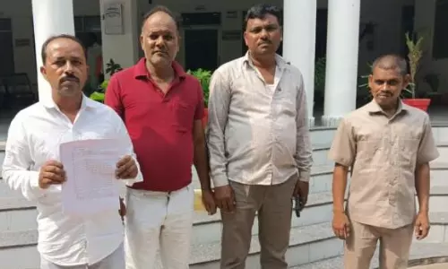 Hamirpur: सभासदों ने नगर पंचायत अध्यक्ष के विरुद्ध जिलाधिकारी को शिकायती पत्र दिया Hamirpur: सभासदों ने नगर पंचायत अध्यक्ष के विरुद्ध जिलाधिकारी को शिकायती पत्र दिया