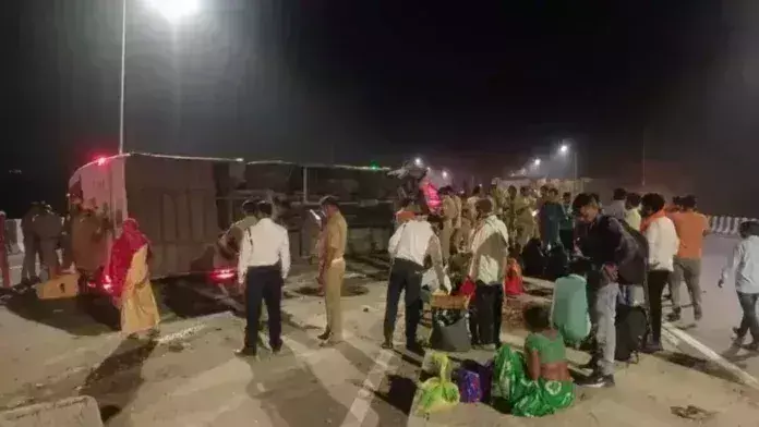 Lucknow: किसान पथ पर निजी बस पलटी, बस चालक की मौत हुई Lucknow: किसान पथ पर निजी बस पलटी, बस चालक की मौत हुई