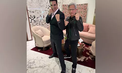 Akshay Kumar ने NVIDIA के सीईओ जेन्सेन हुआंग के साथ पोज दिया Akshay Kumar ने NVIDIA के सीईओ जेन्सेन हुआंग के साथ पोज दिया
