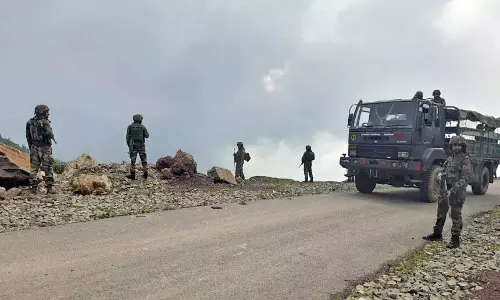 J&K: आतंकी हमले के बाद बारामूला में सेना का ऑपरेशन जारी J&K: आतंकी हमले के बाद बारामूला में सेना का ऑपरेशन जारी