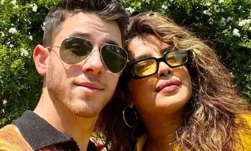 Priyanka Chopra पति निक जोनास के साथ आग के पास बैठकर आनंद ले रही Priyanka Chopra पति निक जोनास के साथ आग के पास बैठकर आनंद ले रही