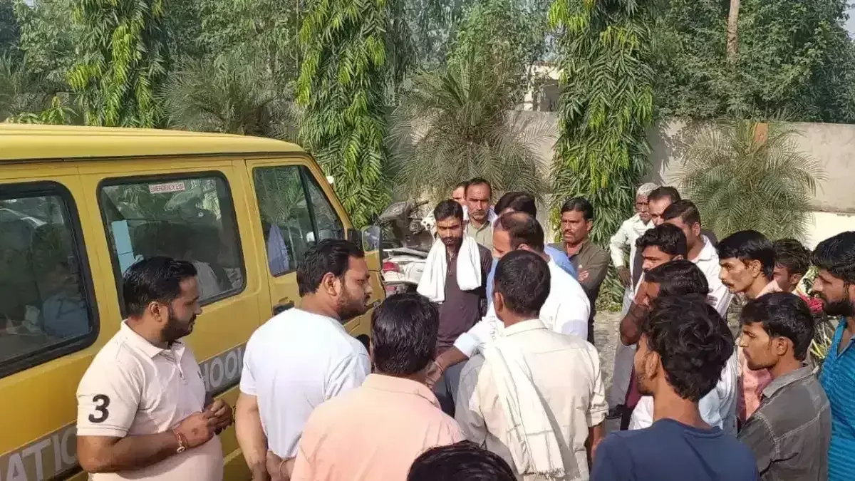 Amroha: बच्चों से भरी स्कूल बस पर बदमाशों ने की फायरिंग Amroha: बच्चों से भरी स्कूल बस पर बदमाशों ने की फायरिंग