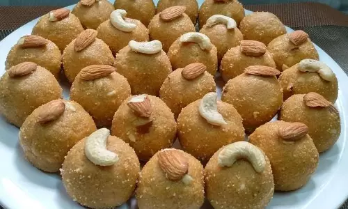 laddu: दिवाली मां लक्ष्मी को लगाए भरवा लड्डू का भोग laddu: दिवाली मां लक्ष्मी को लगाए भरवा लड्डू का भोग