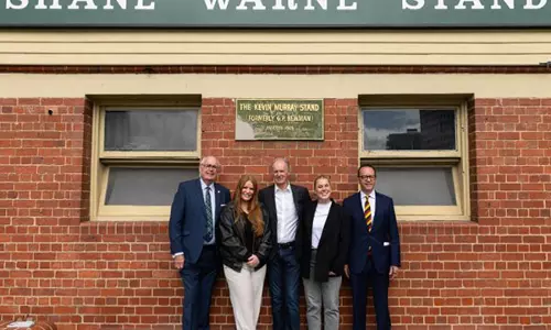 Melbourne के जंक्शन ओवल में शेन वॉर्न स्टैंड का अनावरण किया गया