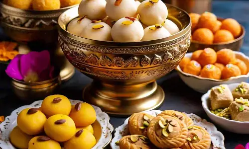 Diwali पर कहीं नकली मिठाइयों का असर आपकी सेहत पर न पड़ जाए Diwali पर कहीं नकली मिठाइयों का असर आपकी सेहत पर न पड़ जाए