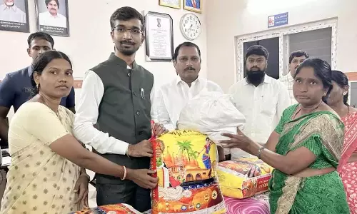 Andhra Pradesh: विस्थापित परिवारों को आवश्यक वस्तुएं वितरित की Andhra Pradesh: विस्थापित परिवारों को आवश्यक वस्तुएं वितरित की