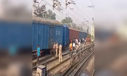रेलवे स्टेशन के पास मालगाड़ी के डिब्बे पटरी से उतरे, VIDEO