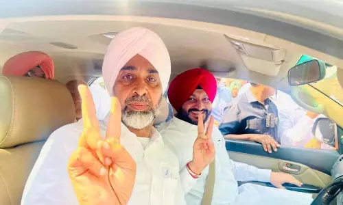 Bittu ने वारिंग, रंधावा की पत्नियों को मैदान में उतारने पर कांग्रेस का मजाक उड़ाया Bittu ने वारिंग, रंधावा की पत्नियों को मैदान में उतारने पर कांग्रेस का मजाक उड़ाया