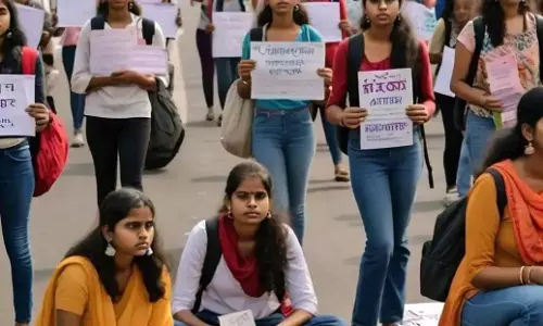 Visakhapatnam: घटिया भोजन को लेकर छात्राओं का गुस्सा, विरोध में सड़क जाम Visakhapatnam: घटिया भोजन को लेकर छात्राओं का गुस्सा, विरोध में सड़क जाम