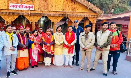Uttarkashi: कैबिनेट मंत्री धन सिंह रावत, परिवार संग दर्शन कर लिया मां का आशीर्वाद