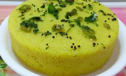 बिना बेसन और सिर्फ पोहा के स्पंजी ढोकला तैयार करे