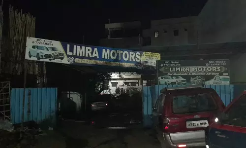 Medak में लिम्ब्रा मोटर्स के शेड में आग लगने से 9 वाहन जलकर खाक, दमकल विभाग ने आग बुझाई