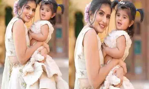 Charu Asopa अपनी बेटी के साथ माता-पिता के साथ दिवाली मनाने के लिए रवाना हुईं Charu Asopa अपनी बेटी के साथ माता-पिता के साथ दिवाली मनाने के लिए रवाना हुईं