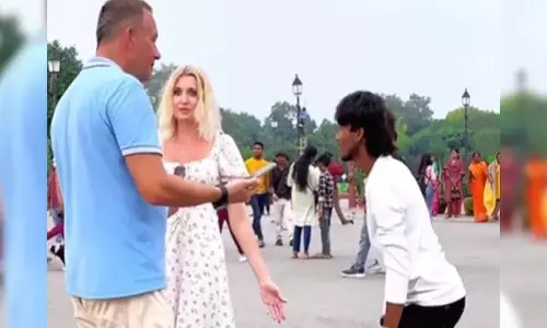 रशियन टूरिस्ट को लड़के ने किया परेशान, देखें VIDEO
