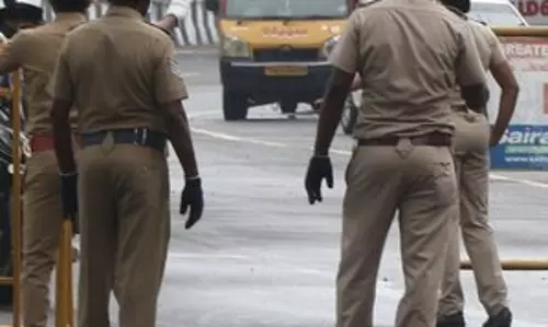 Tirupati के तीन होटलों को बम से उड़ाने की धमकी मिली Tirupati के तीन होटलों को बम से उड़ाने की धमकी मिली