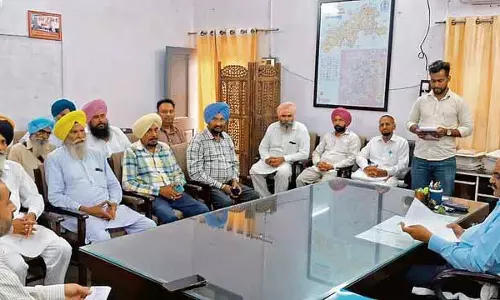 Punjab: लंबरदारों ने पराली जलाने के खिलाफ लड़ने की शपथ ली Punjab: लंबरदारों ने पराली जलाने के खिलाफ लड़ने की शपथ ली