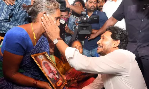 Jagan ने गुरला डायरिया पीड़ितों को 2 लाख रुपये देने की घोषणा की Jagan ने गुरला डायरिया पीड़ितों को 2 लाख रुपये देने की घोषणा की