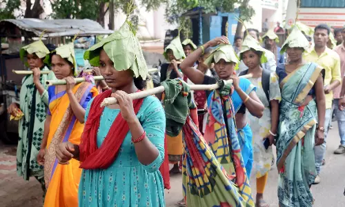 Visakhapatnam में बेहतर सड़कों के लिए आदिवासियों ने डोली प्रदर्शन किया