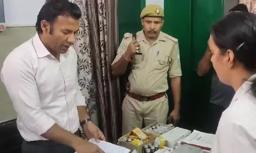 Shamli: डीएम ने किया सीएससी का औचक निरीक्षण किया