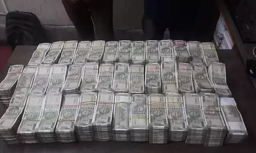 Baharagora: वाहन चेकिंग के दौरान बोलेरो से 2.35 लाख जब्त