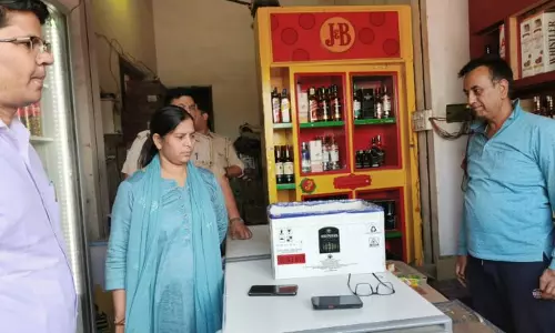 Muzaffarnagar: खतौली एसडीएम मोनालिसा जौहरी ने शराब की दुकानों का निरीक्षण किया