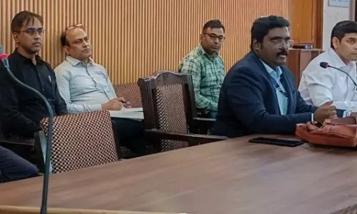 Muzaffarnagar: व्यय प्रेक्षक ने प्रभारी, सहायक प्रभारी अधिकारियों के साथ की समीक्षा बैठक