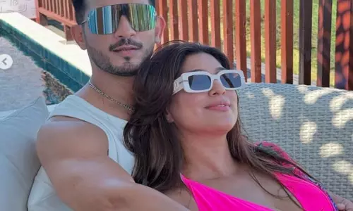 पत्नी नेहा के साथ तंजानिया में रोमांटिक छुट्टी का आनंद ले रहे Arjun Bijlani पत्नी नेहा के साथ तंजानिया में रोमांटिक छुट्टी का आनंद ले रहे Arjun Bijlani
