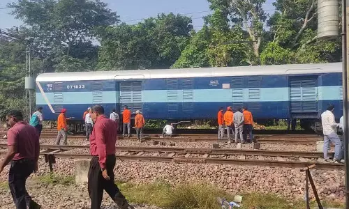 Meerut: मालगाड़ी के डिब्बे शंटिंग के दौरान पटरी से उतरे, मचा हड़कंप Meerut: मालगाड़ी के डिब्बे शंटिंग के दौरान पटरी से उतरे, मचा हड़कंप