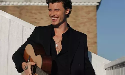 Shawn Mendes ने नए गाने द माउंटेन में कामुकता की अफवाहों का सामना किया