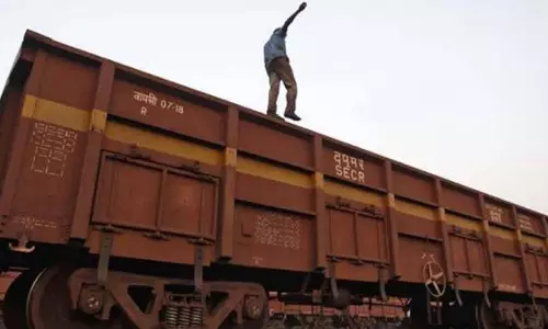 Latehar: मालगाड़ी की चपेट में आने से एक व्यक्ति हुआ घायल Latehar: मालगाड़ी की चपेट में आने से एक व्यक्ति हुआ घायल