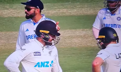 Virat Kohli ने टॉम लेथम को बुक न करने पर अंपायर पर गुस्सा जाहिर किया Virat Kohli ने टॉम लेथम को बुक न करने पर अंपायर पर गुस्सा जाहिर किया