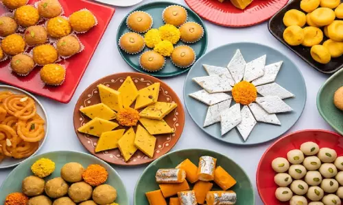 घर पर बनाएं ये 3 तरह की मिठाइया खुश हो जाएगा भाई