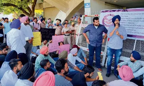 Ex-MLA और साथी PU सीनेट चुनाव के लिए छात्रों के विरोध प्रदर्शन में शामिल हुए