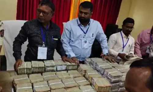 Pune Police ने 138 करोड़ रुपये के सोने के आभूषणों से भरा टेंपो जब्त किया, जांच शुरू Pune Police ने 138 करोड़ रुपये के सोने के आभूषणों से भरा टेंपो जब्त किया, जांच शुरू