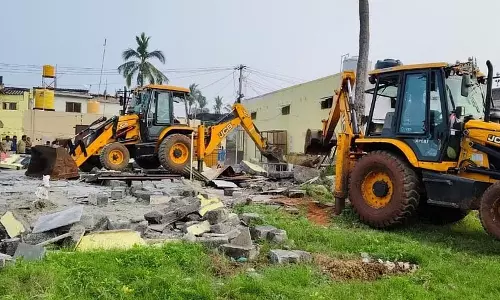 Karnataka: हम्पी विश्व धरोहर क्षेत्र प्रबंधन प्राधिकरण ने वीरुपाक्ष मंदिर के पास अतिक्रमण हटाया