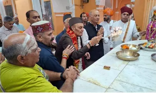 Dr. Karan Singh ने रणवीरेश्वर मंदिर में पूजा-अर्चना की