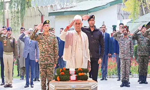 J&K के उपराज्यपाल मनोज सिन्हा ने बारामूला हमले में शहीद हुए सैनिकों और पोर्टरों को श्रद्धांजलि दी