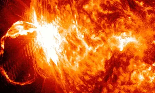 सूर्य के महाविस्फोट में विशाल X-flare को देखें सूर्य के महाविस्फोट में विशाल X-flare को देखें