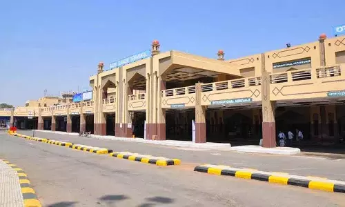Hyderabad एयरपोर्ट पर अपने प्राइवेट जेट में कथित तोड़फोड़ की शिकायत दर्ज कराई