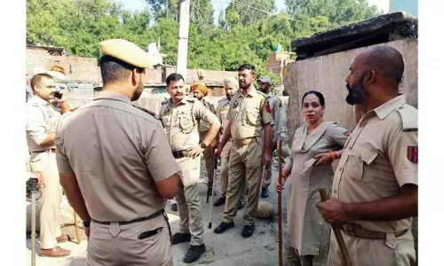 Jammu: पुलिस ने राजीव नगर में छापेमारी की Jammu: पुलिस ने राजीव नगर में छापेमारी की
