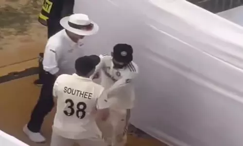 IND vs NZ: विराट कोहली और टिम साउथी एक दूसरे के साथ मस्ती करते दिखे IND vs NZ: विराट कोहली और टिम साउथी एक दूसरे के साथ मस्ती करते दिखे