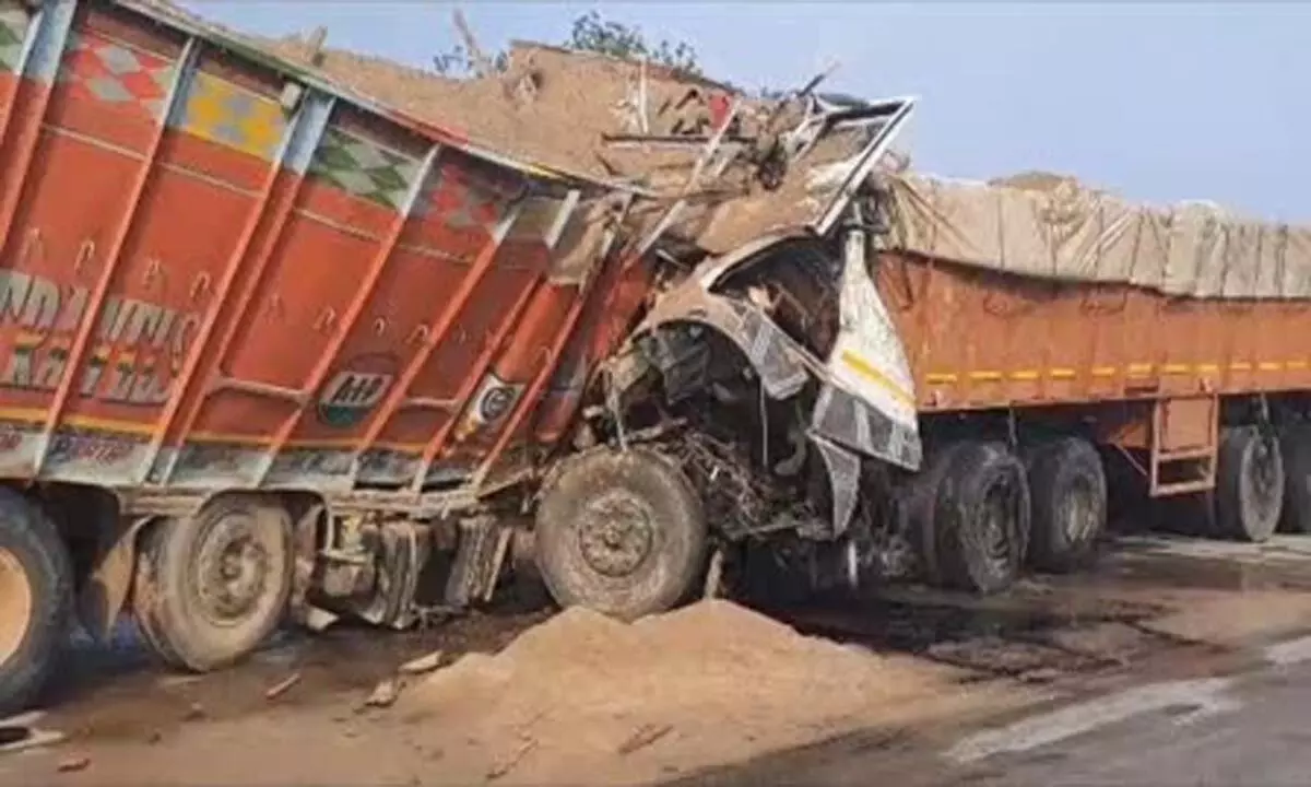 दो ट्रकों की भिड़ंत में तीन लोग घायल