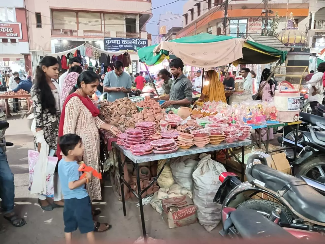 Lucknow: स्वयं सहायता समूह के उत्पादों से ग्रामीण बाजारों में आई रौनक