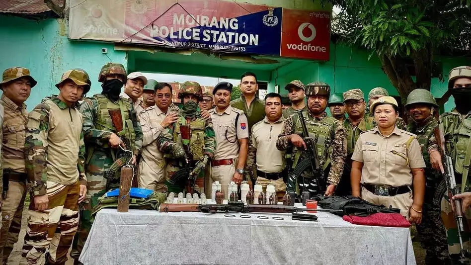 Manipur: सुरक्षा बलों ने पहाड़ी और घाटी जिलों में हथियारों और विस्फोटकों का जखीरा जब्त