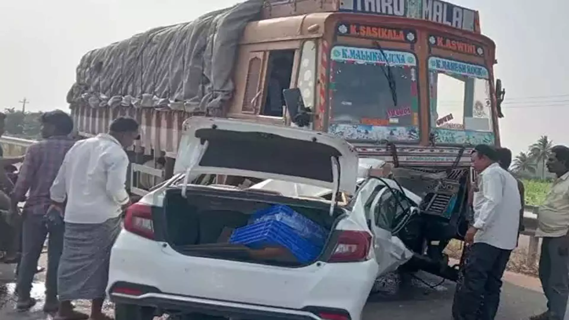 Accident: कार दुर्घटना में छह लोगों की मौत